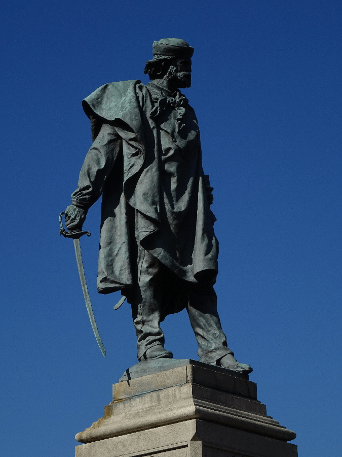 garibladi statue Piazza Vittoria