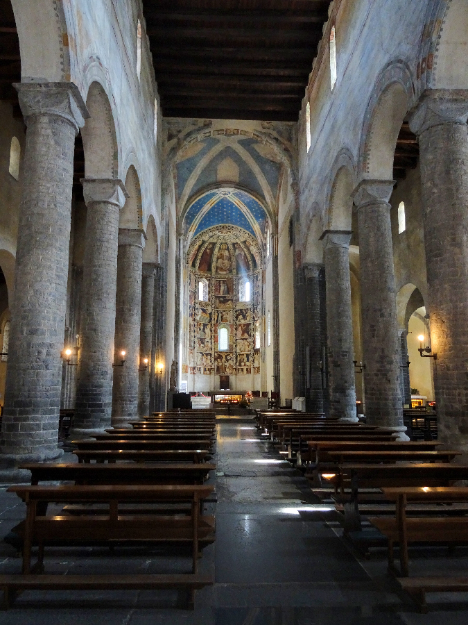 Interior of Basilica di Sant'Abbondio